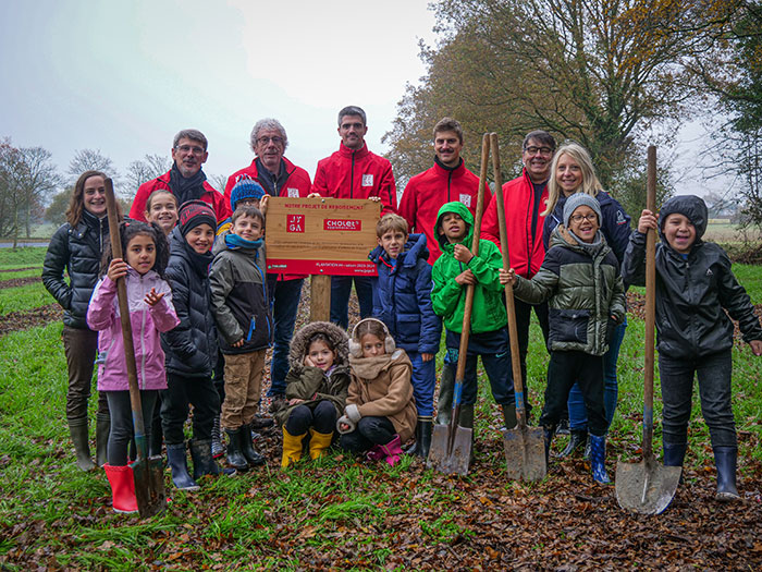 Plantation au bois Lavau avec les élèves de la ville de Cholet