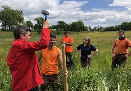 Pose du panneau de la plantation d'arbres par Aymeric JAUNET