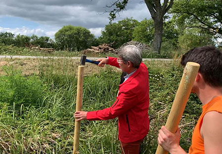 Pose du panneau de la plantation d'arbres par Sylvain ROUSSAY