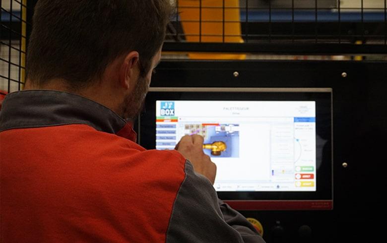 Opérateur en train de programme un pan de palettisation avec le logiciel JYTOOL
