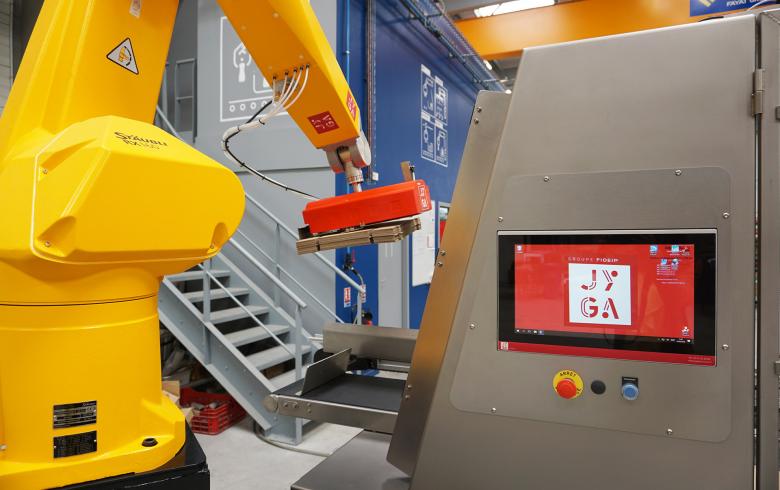 robot-chargement-carton-magasin-encaisseuse