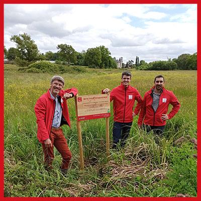 Pose du panneau pour la première plantation d'arbres JYGA