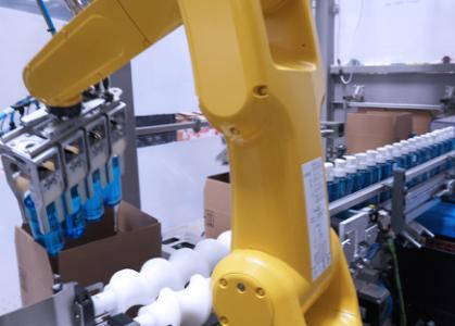 Prise des flacons cosmétiques par le préhenseur à pinces JYGA