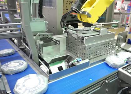 Encaissage wrap de fromages sous film avec un robot