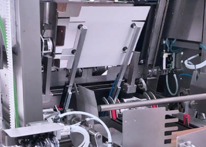 Magasin de découpes carton d'une encaisseuse wrap de beurre