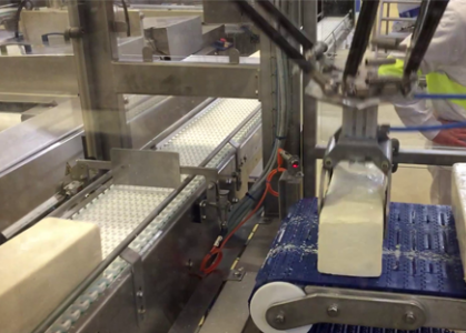 Transfert robotisé de cubes de mozzarella