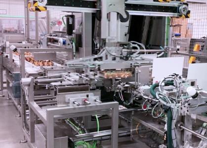 Vue d'ensemble d'une ligne d'encaissage automatisée de plaquettes de beurre