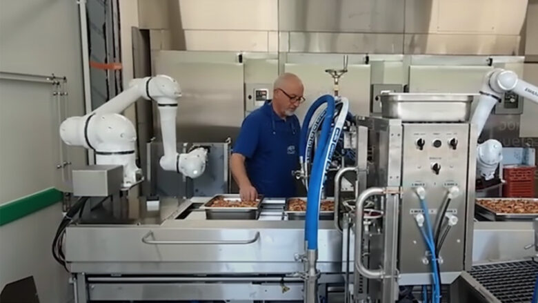 Conditionnement de plats cuisinés dans des bacs Inox