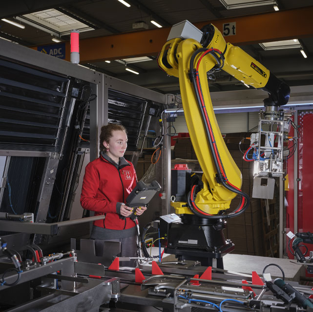 Automaticienne en train de travailler sur une encaisseuse wrap | JYGA