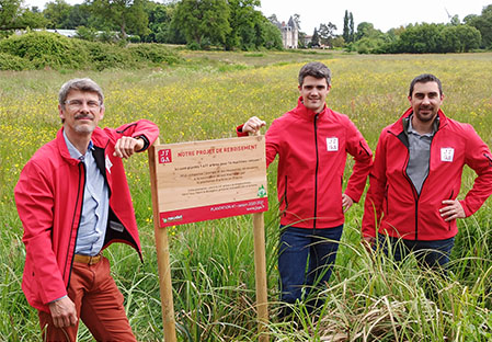 Pose panneau - plantation - équipe JYGA